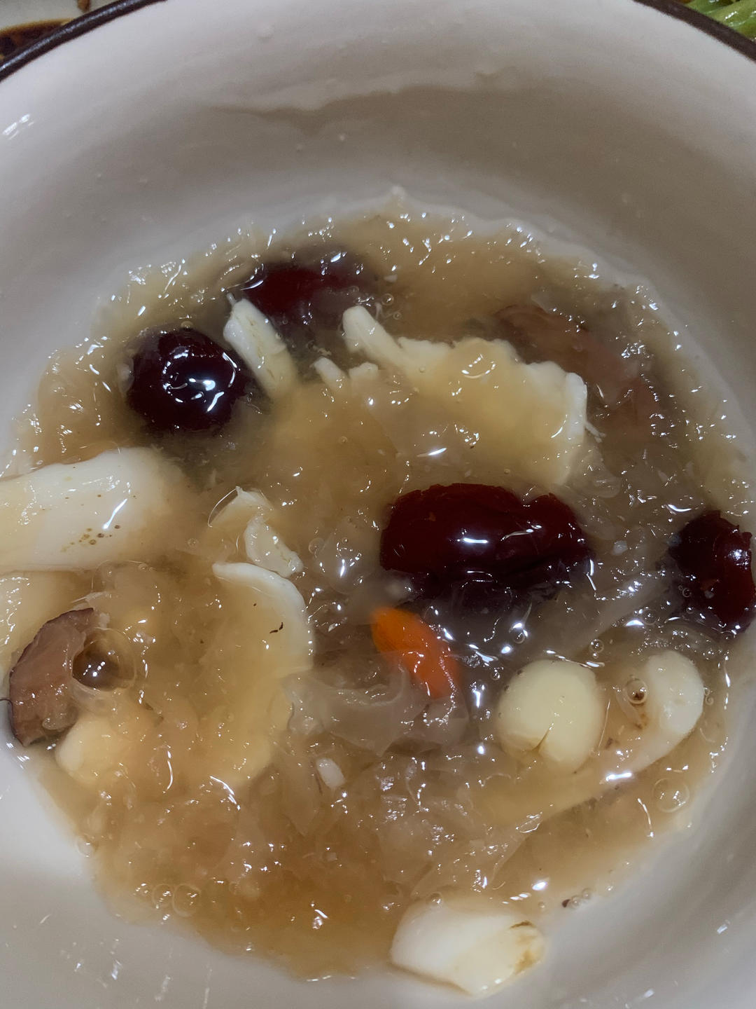 冰糖银耳莲子羹。（内附电饭煲做法）