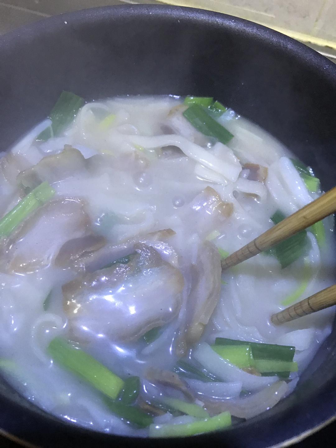 腊肉大蒜煮豆丝