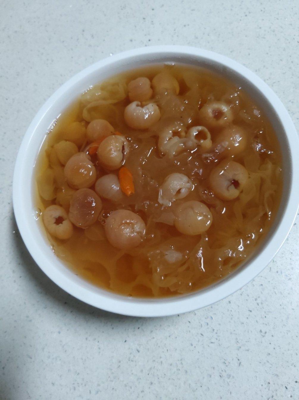 桂圆枸杞银耳汤