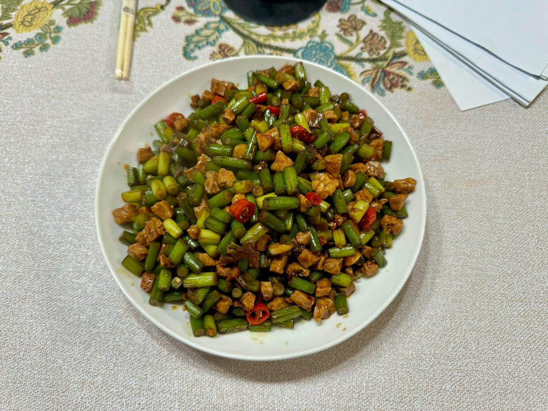 蒜苔炒肉末，三碗米饭都不够吃