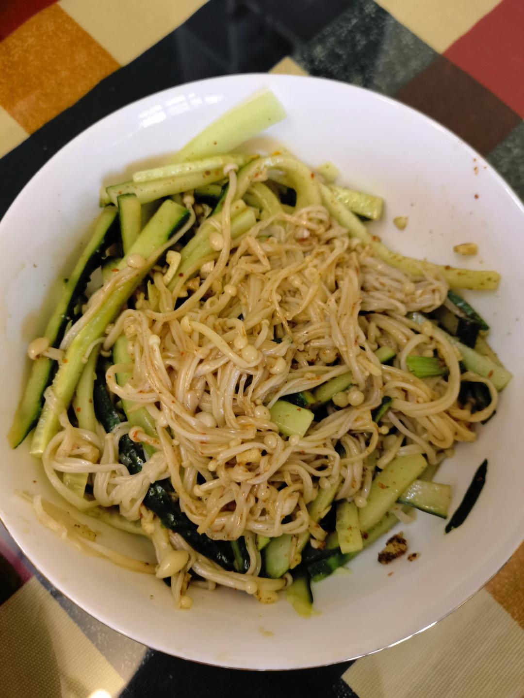 根本停不下来的凉拌金针菇