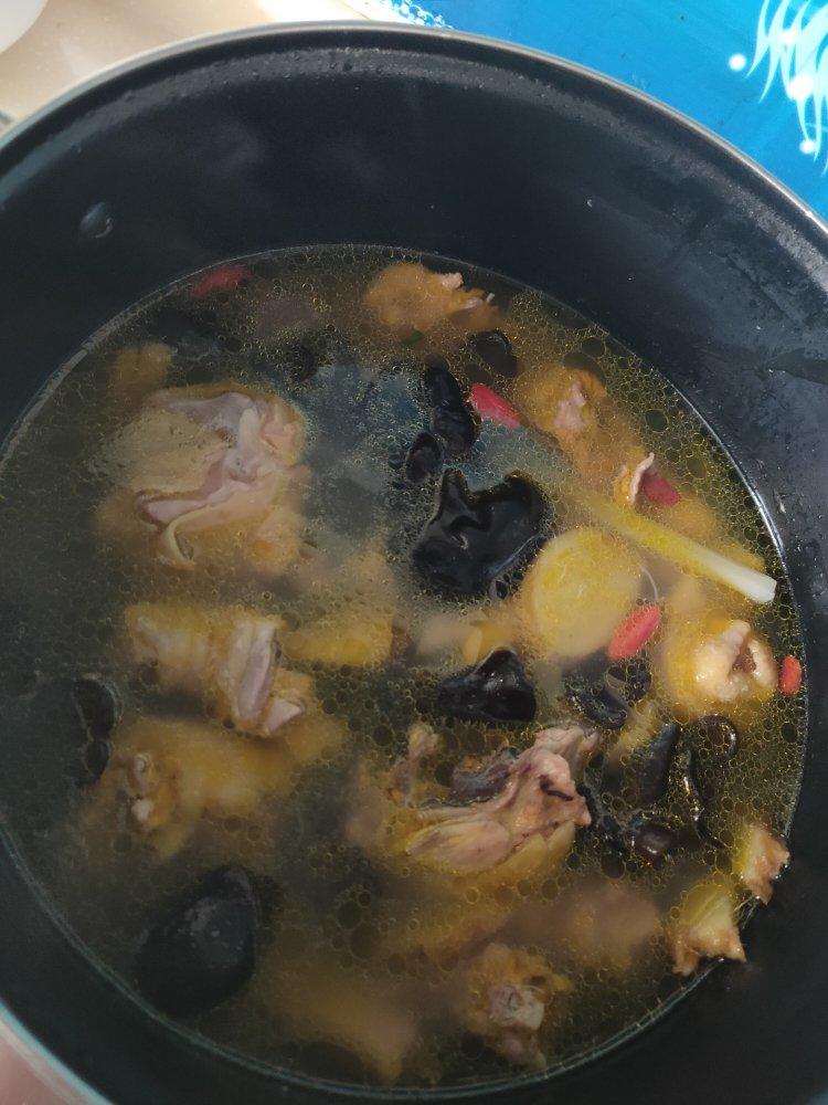 黑木耳炖鸡汤