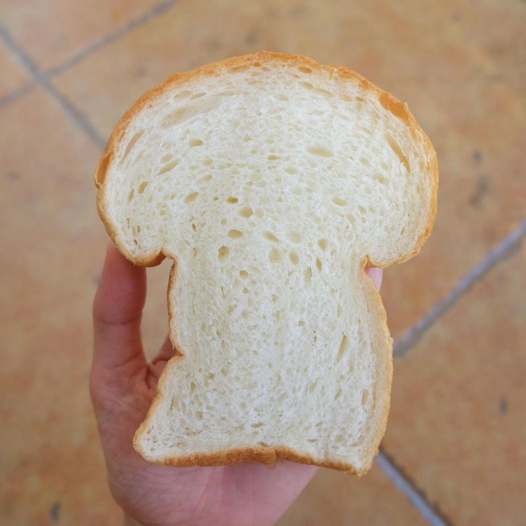 奶呼呼的厚炼乳吐司