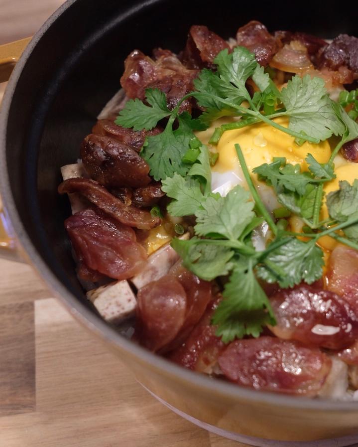 铸铁锅腊肠煲仔饭