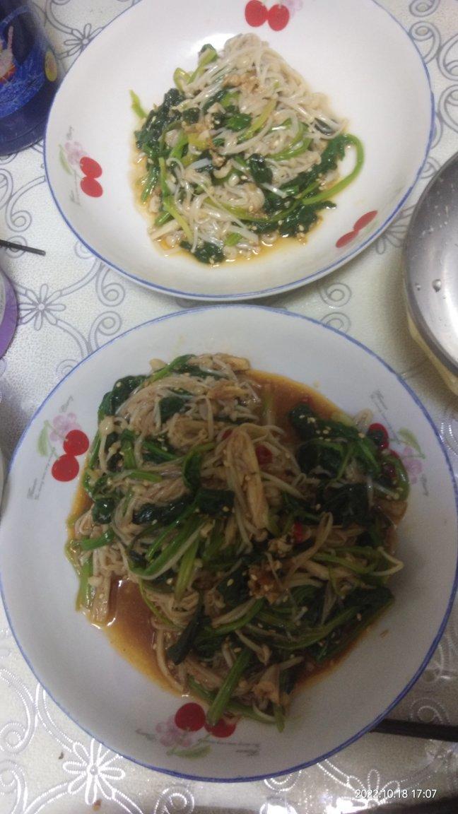 解馋减脂餐！酸辣开胃又下饭的菠菜拌金针菇