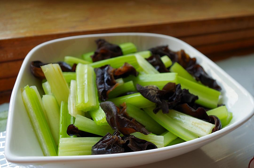 芹菜拌木耳（鱼露版）