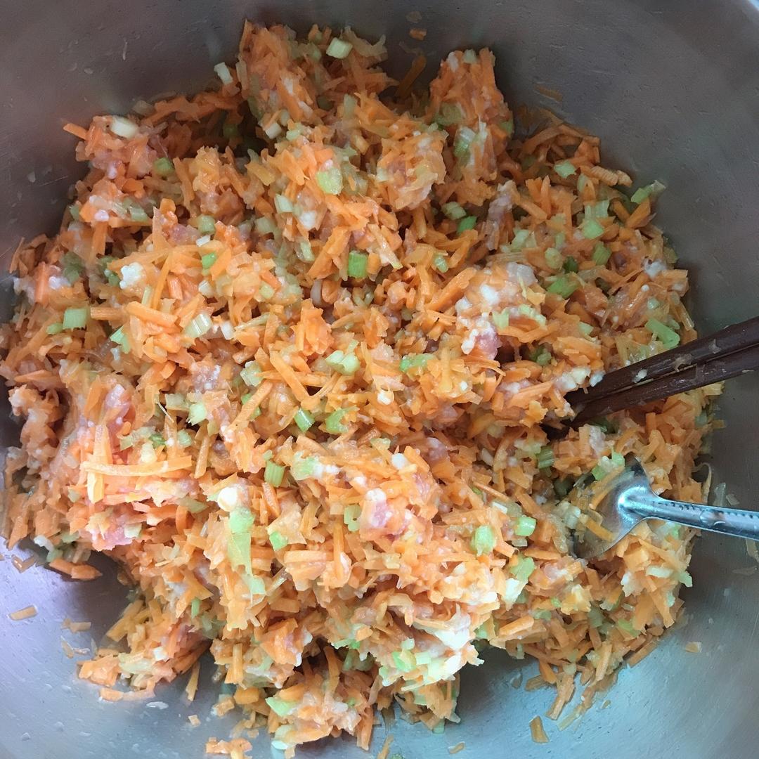 芹菜胡萝卜猪肉水饺