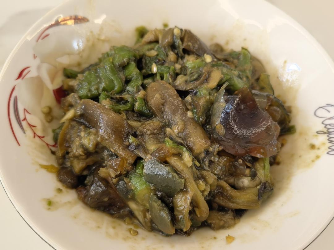 下饭神菜之凉菜篇《擂烧辣椒皮蛋》-不用锅就能做的超简单美味