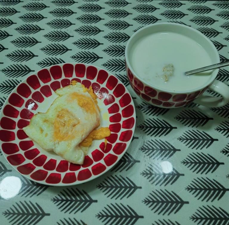 牛奶燕麦片+煎鸡蛋