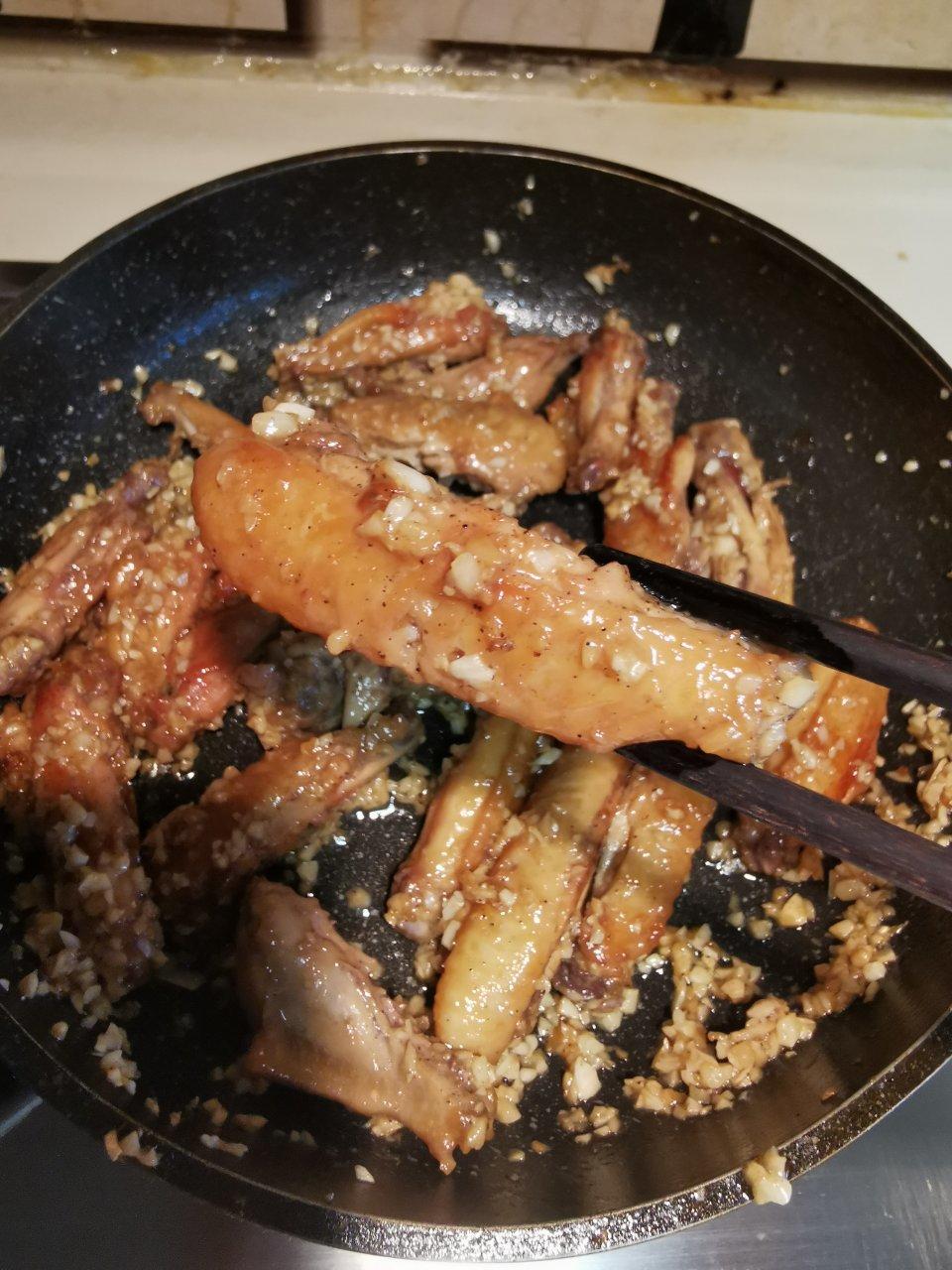 好吃到舔盘的蒜香辣鸡翅！