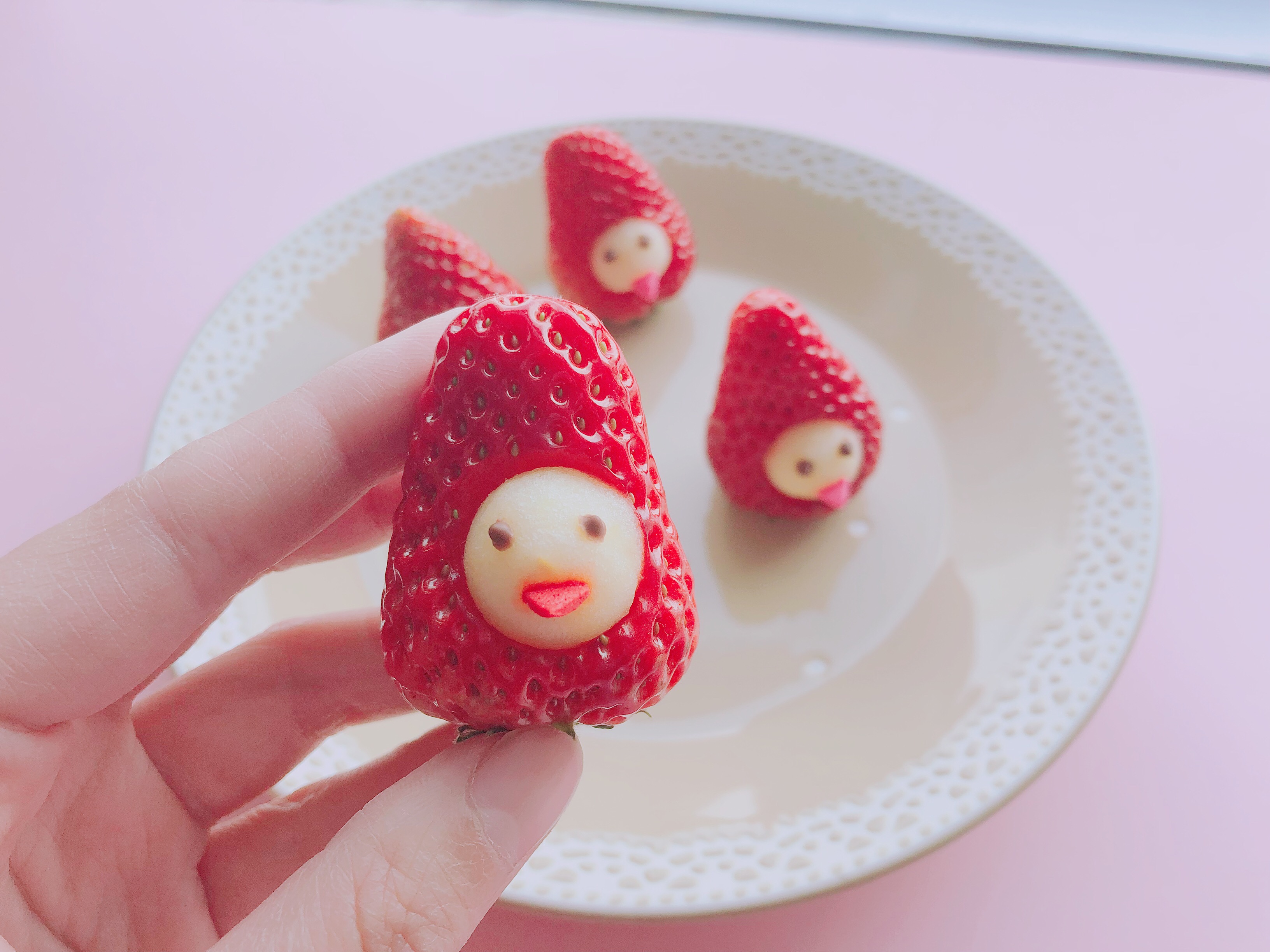 满满少女心爆棚的水果零食～草莓娃娃的做法