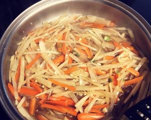 胡萝卜土豆丝的做法 步骤2
