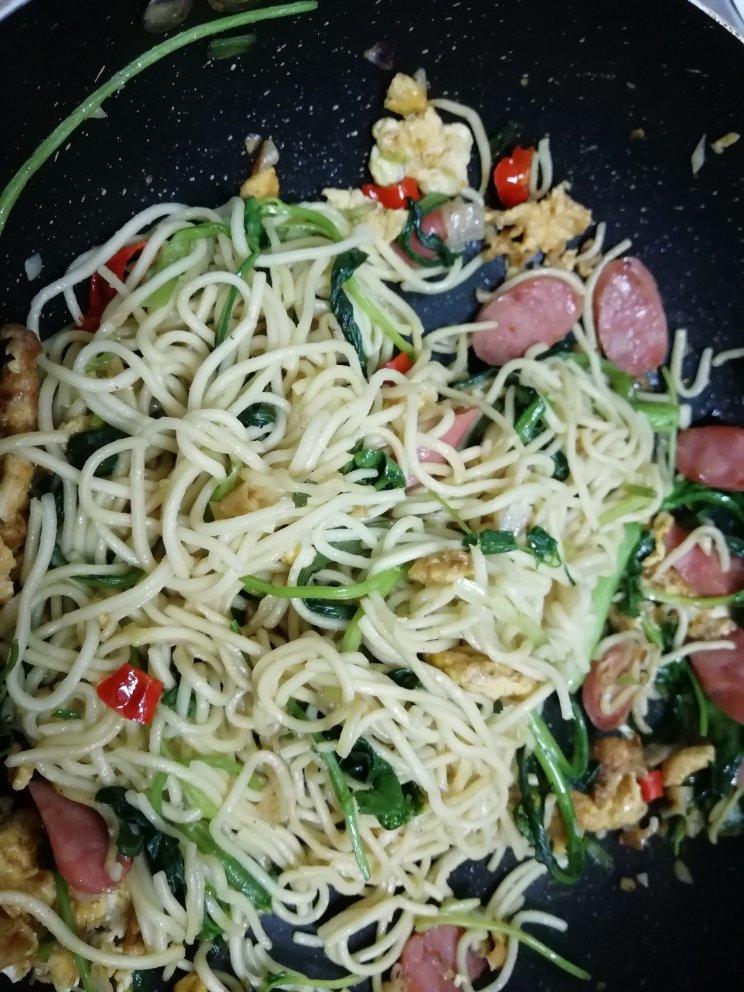 秒杀夜市小吃摊的家庭版时蔬火腿快手炒面条🍝