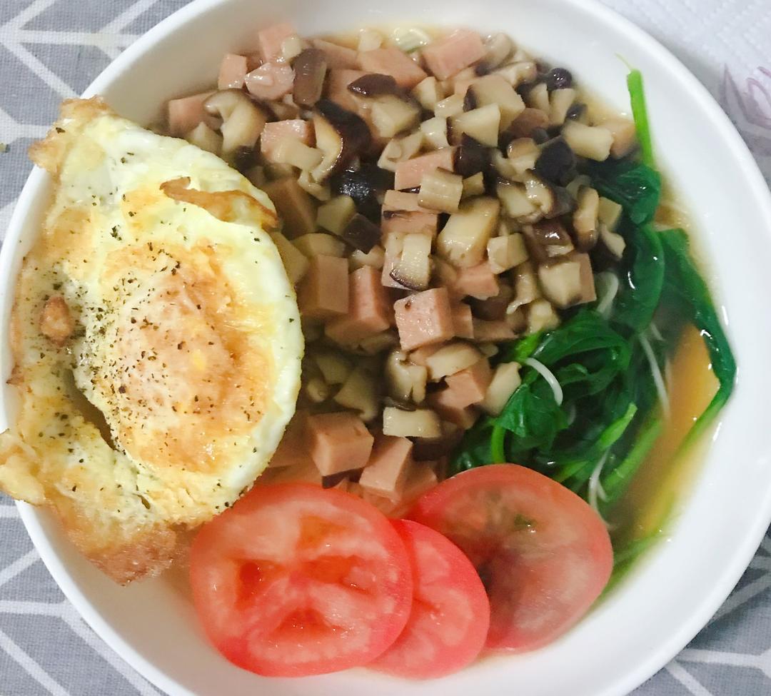 菌汤面条 看得见的香菇 尝得到的鲜美 这才是真正的菌汤