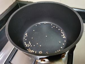 胡椒香菇炖鸡汤，配上河粉变身切鸡腿粉，暖胃热身，早餐宵夜圣物的做法 步骤3