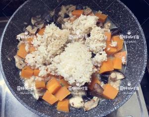 减脂餐：南瓜香菇鸡腿焖糙米饭的做法 步骤8