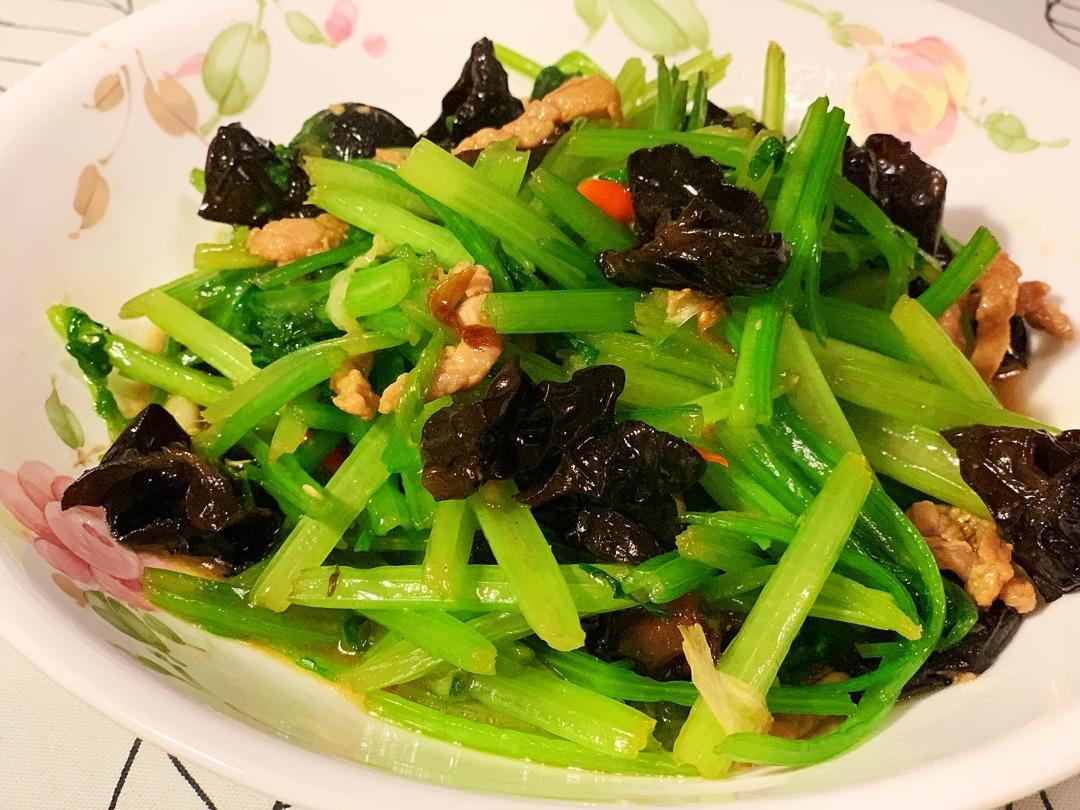 语棽俱来做的芹菜炒肉