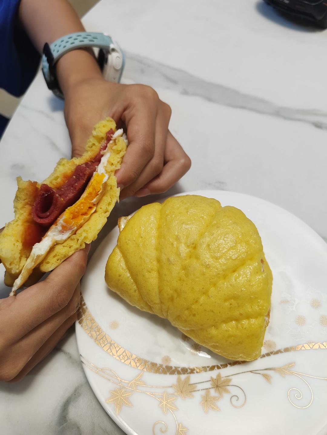 荷叶饼夹（晚上睡前和面团，早上起来蒸的荷叶馒头饼，夹点菜，超好吃😋）
