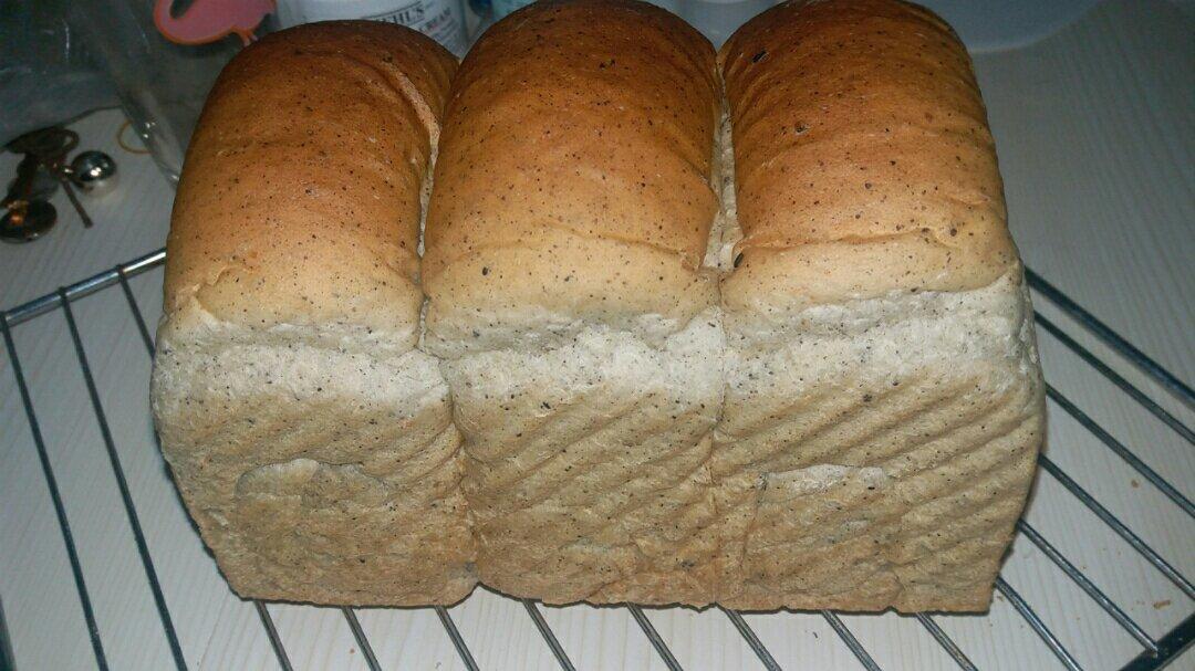 养生黑芝麻核桃吐司