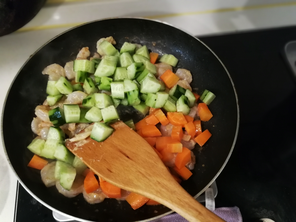 黄瓜胡萝卜炒虾仁🍤的做法 步骤5