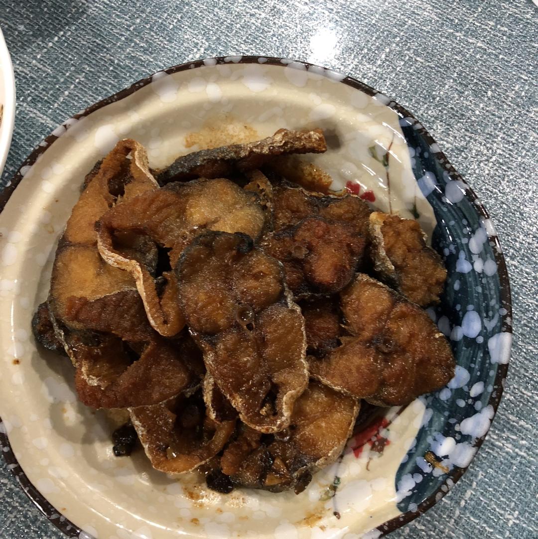 蜜朵兒媽咪做的燻鮁魚 材料:新鮮鮁魚,蔥,姜,蒜,料酒,老抽,五香面