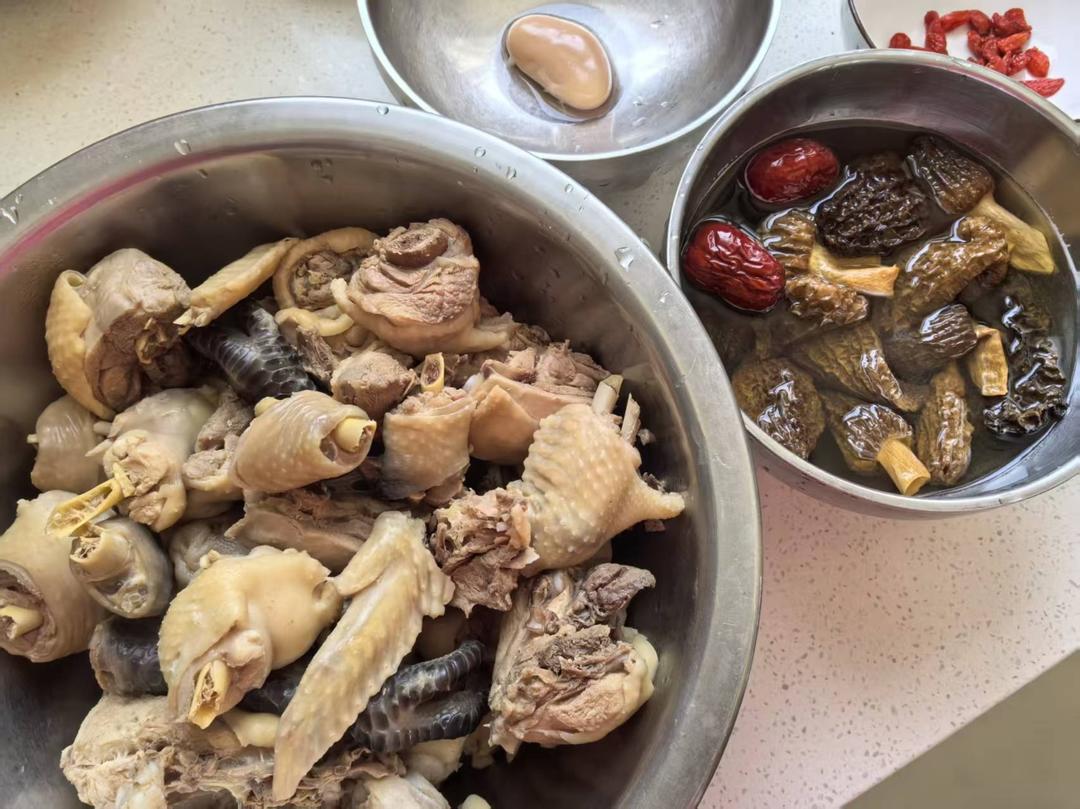 羊肚菌炖鸡汤
