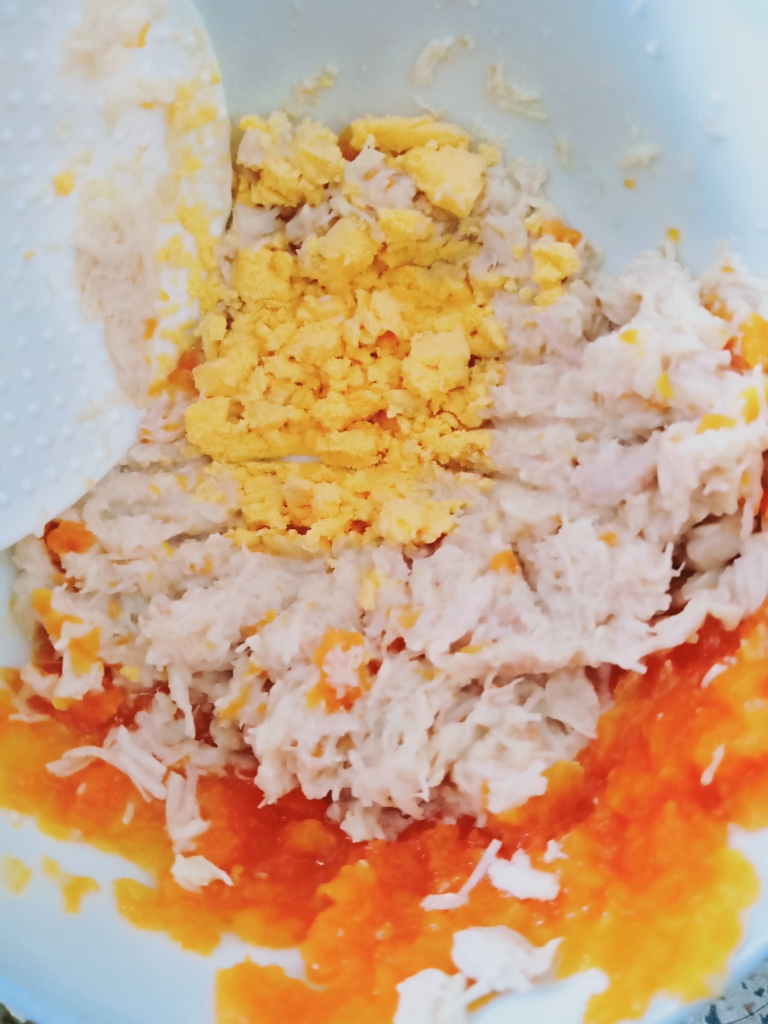 14个月宝宝辅食：凉拌熟蛋黄胡萝卜鸡腿肉泥的做法