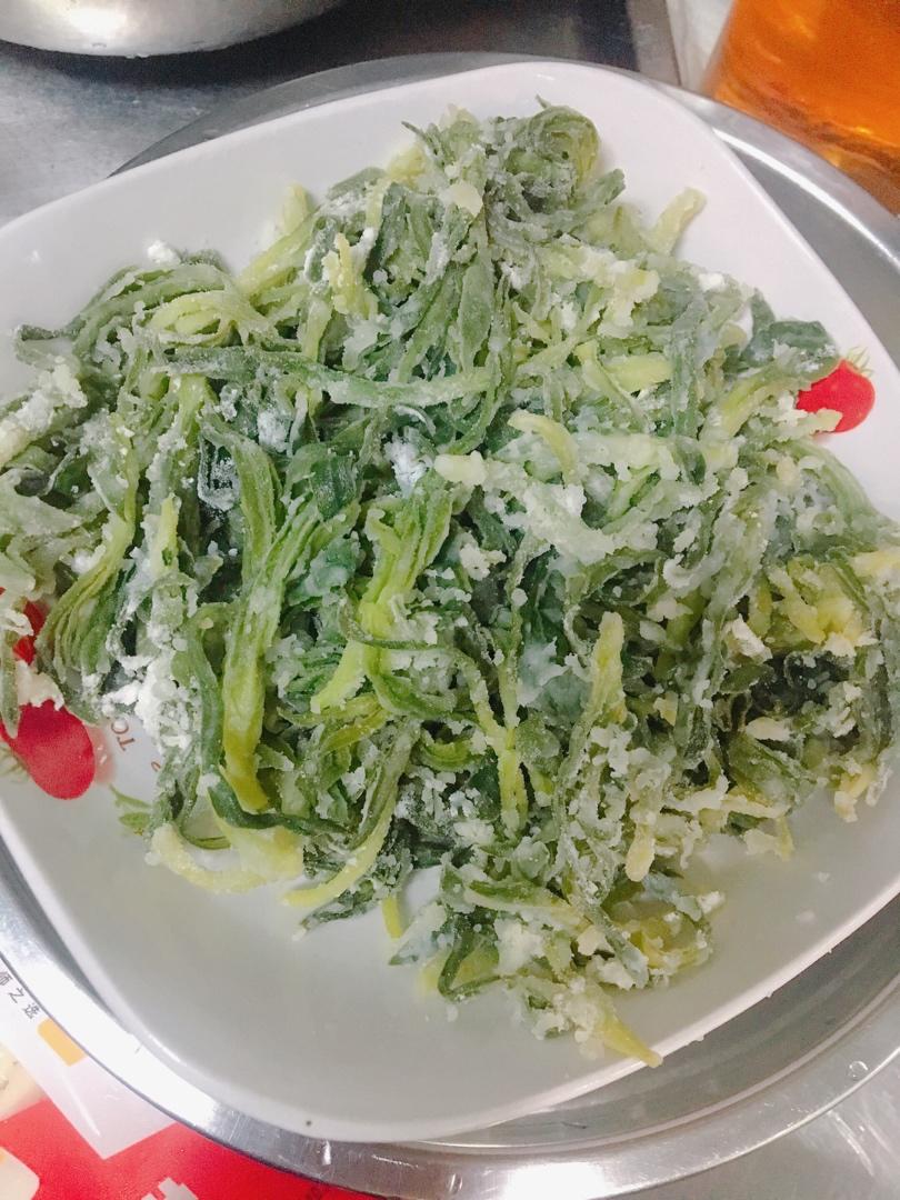 星空中落下的一片翎羽做的原创粉蒸面条菜野菜扫帚菜