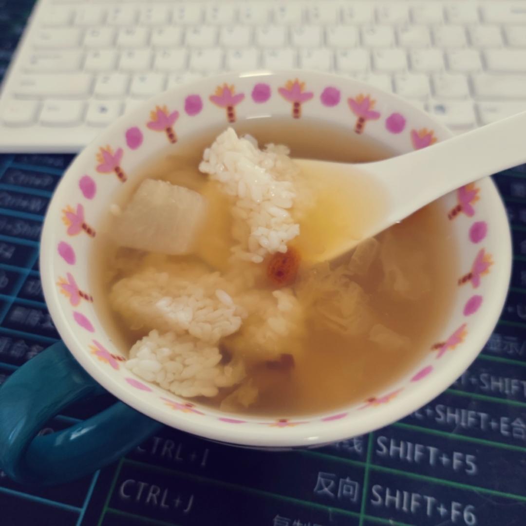 醪糟金燕耳银耳莲藕梨羹