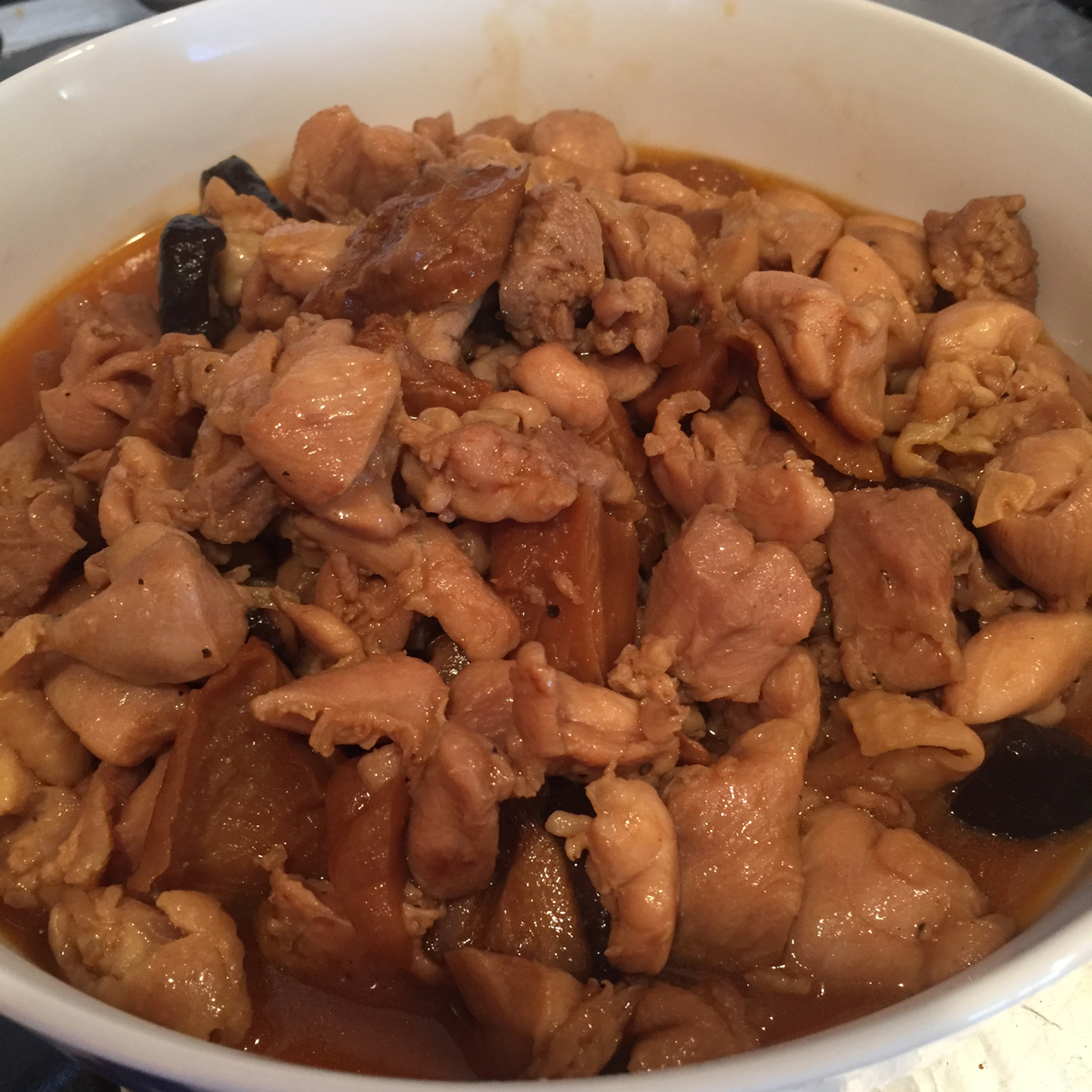 吃香菇焖鸡腿，好下饭。