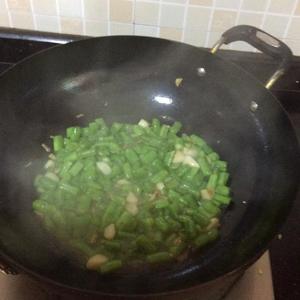 橄榄菜炒四季豆的做法 步骤3