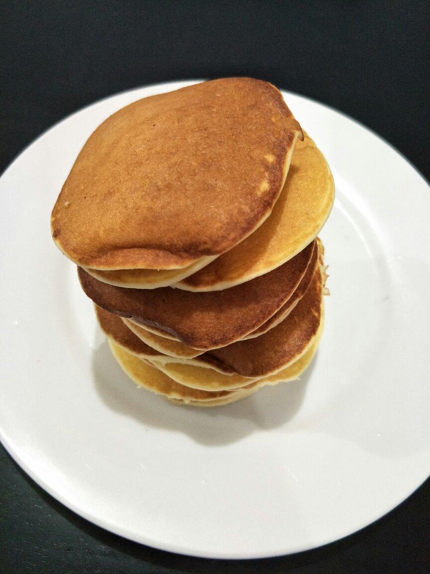 【酸奶松饼yogurt pancake】，搭上黑莓果酱和枫糖的美味。
