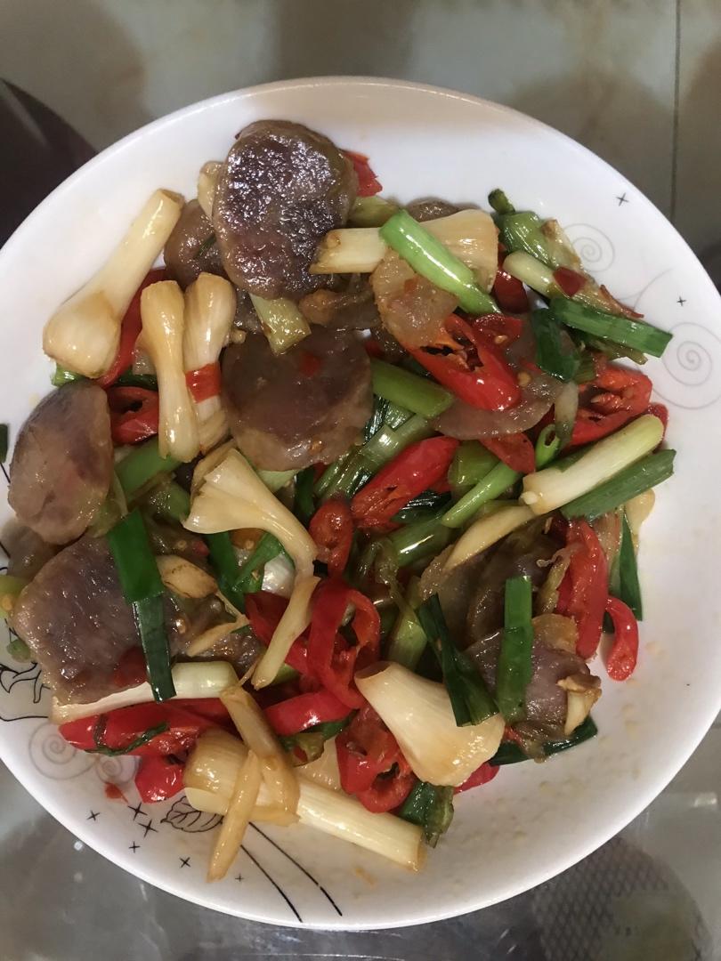 蒜叶炒香肠
