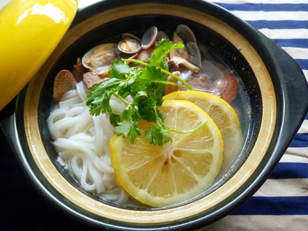 柠檬花甲粿条汤的做法