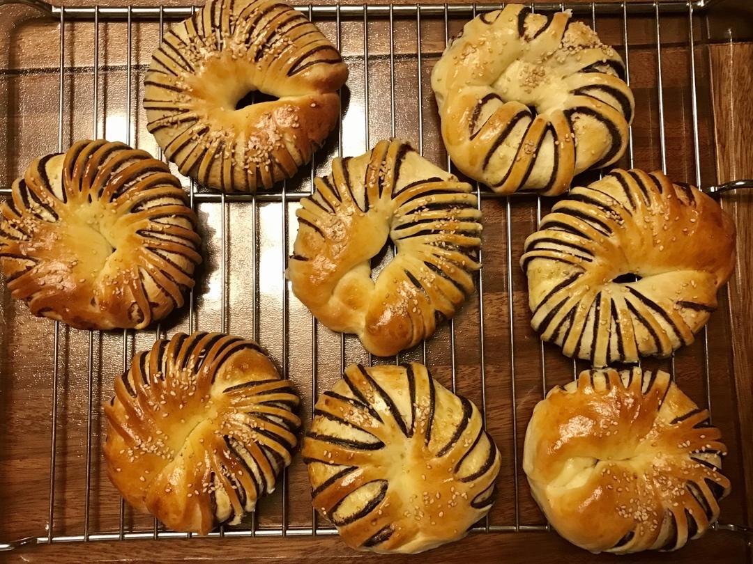 松软可口的红豆沙面包卷