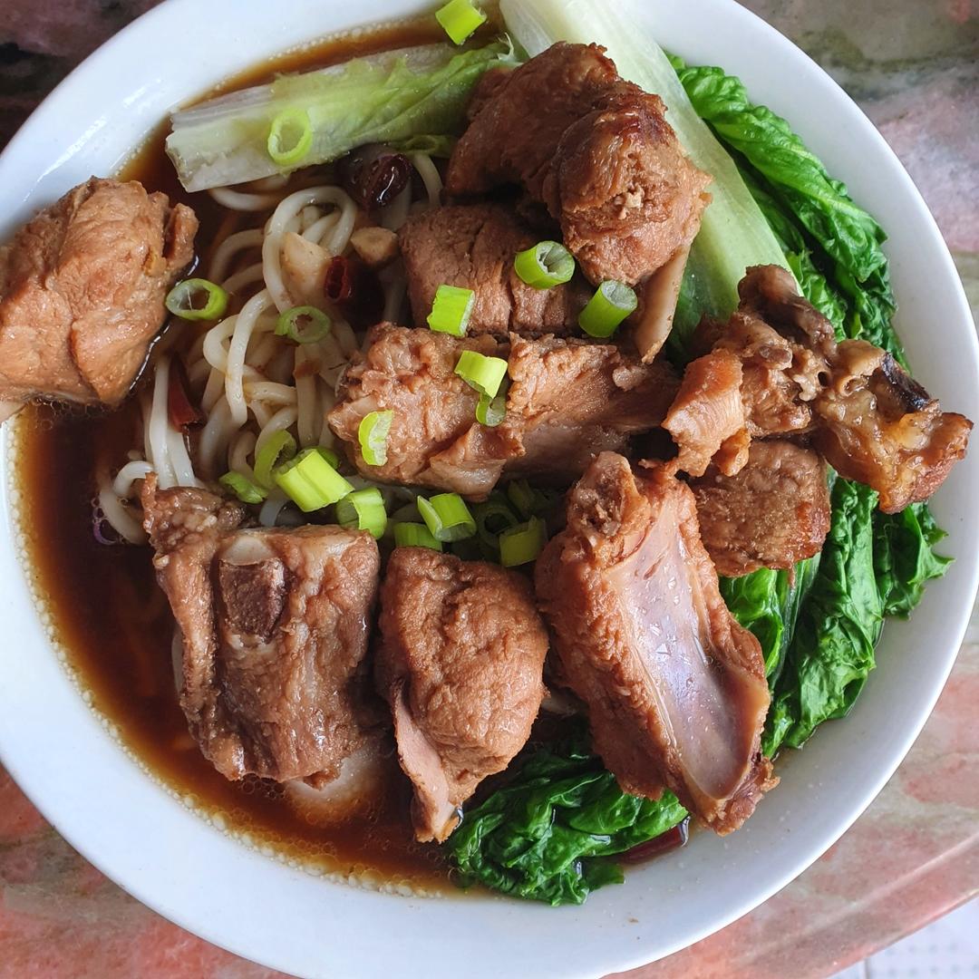 家常排骨面