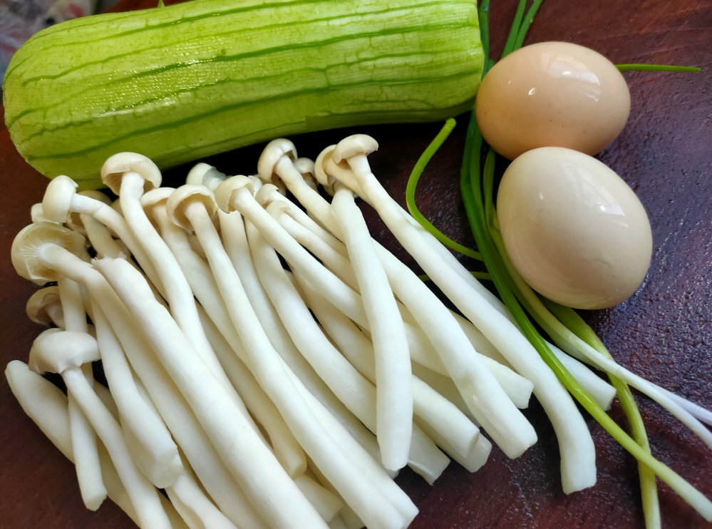 海鲜菇丝瓜鸡蛋汤丨低卡又营养的做法 步骤1