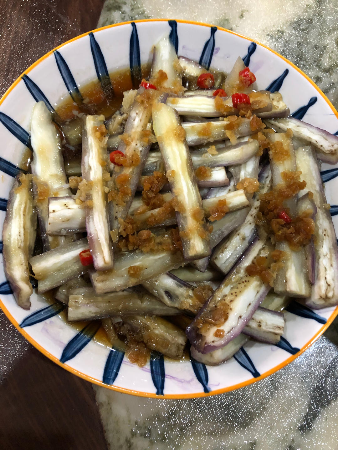 简单、少油的蒜蓉蒸茄子（长茄）