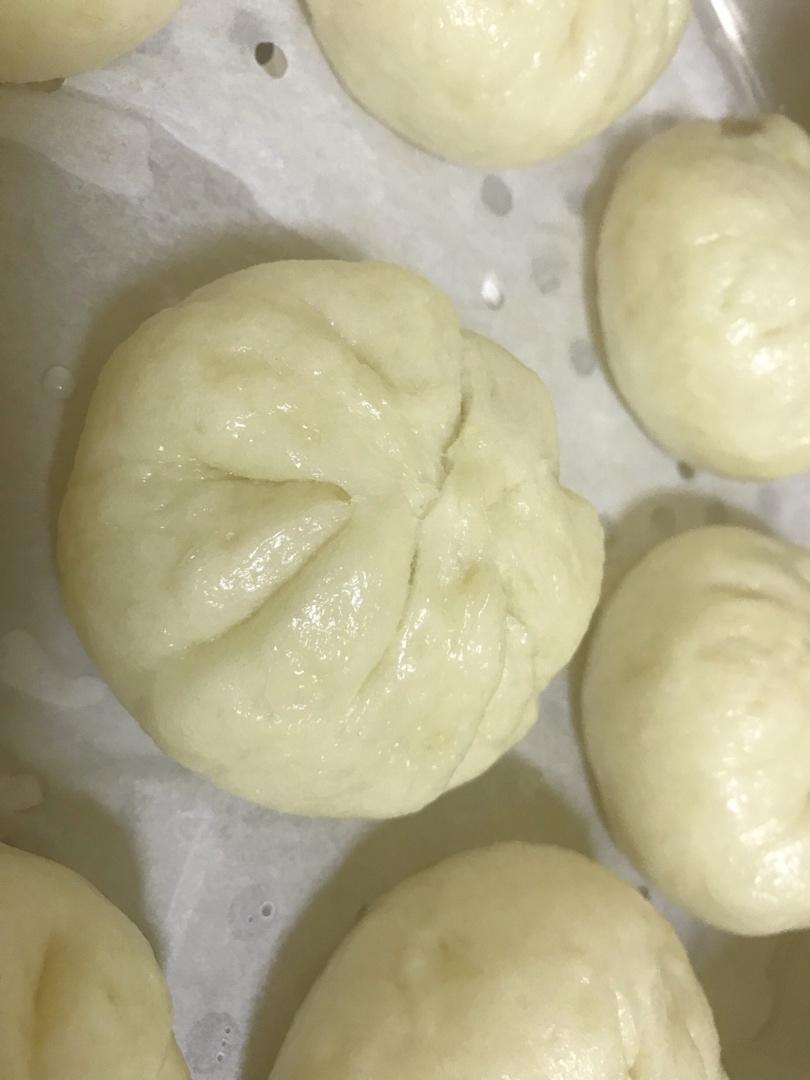 云朵般松软爆浆蜜汁叉烧包