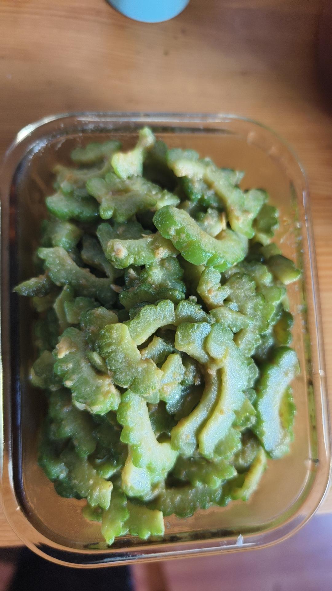 既消除了苦瓜的苦味,还清热降火的咸蛋黄炒苦瓜