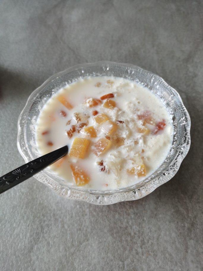 桃胶木瓜炖牛奶（难度：简单）