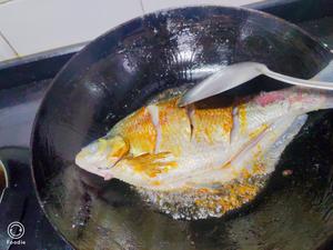 又美味又实惠的–教你做简单的红烧扁鱼的做法 步骤5