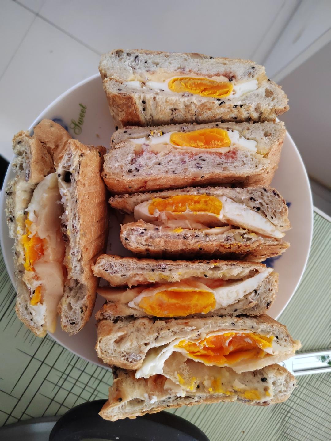 【1分钟鸡蛋三明治】微波懒人早餐