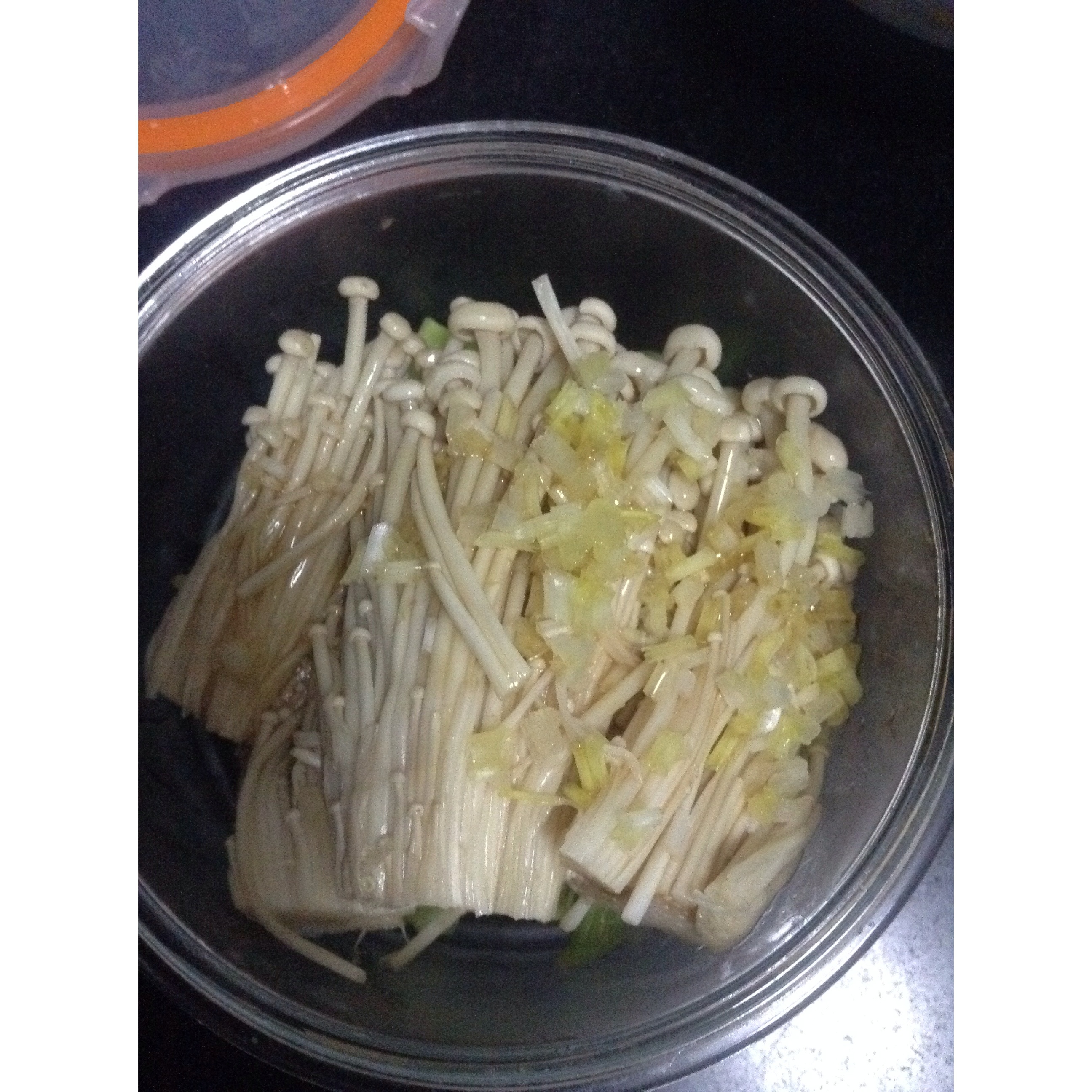 葱油金针菇——10分钟快手菜，你绝对不能错过的美味~