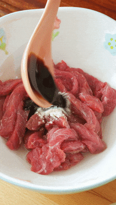 【宝宝辅食】彩椒牛肉的做法 步骤2