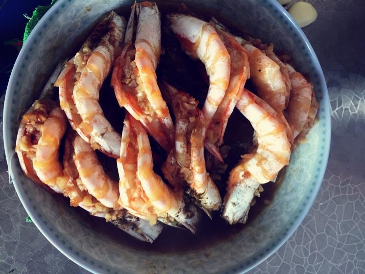 蒜蓉粉丝蒸大虾的做法
