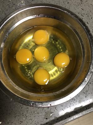 其实就是拔丝鸡蛋的酥黄菜的做法 步骤1