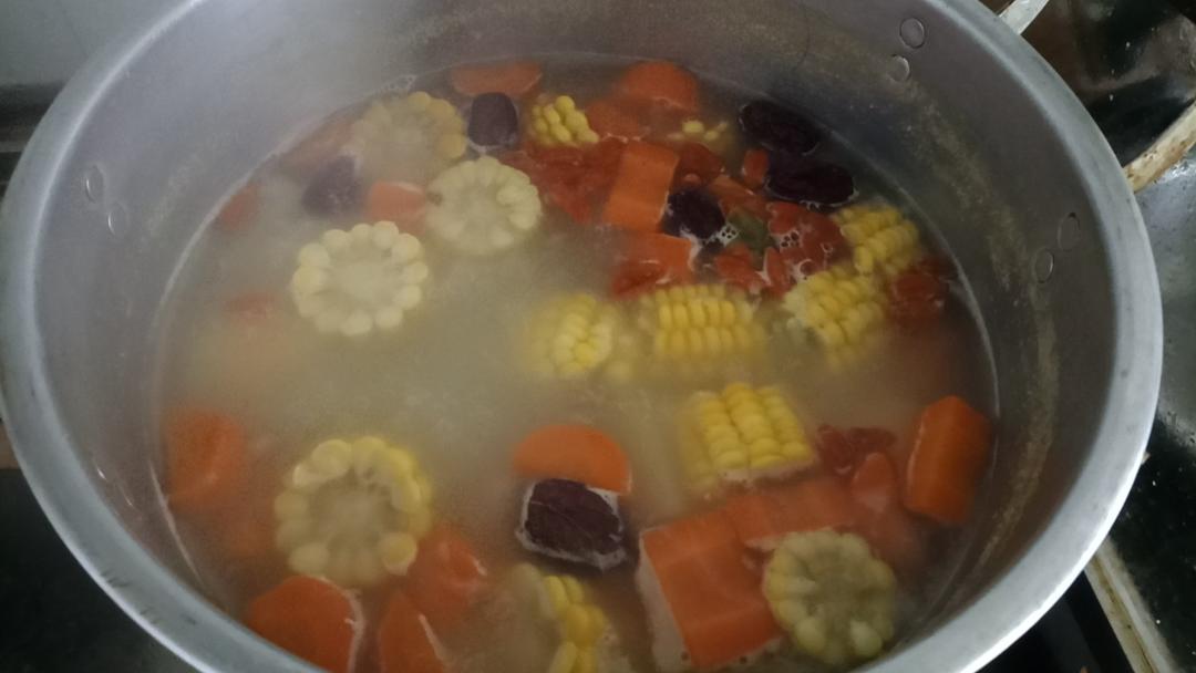 冬日暖胃玉米脊骨汤