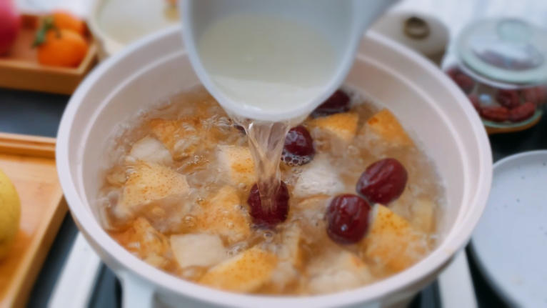 甘蔗雪梨汤清热润肺，可以有效的缓解喉咙不适