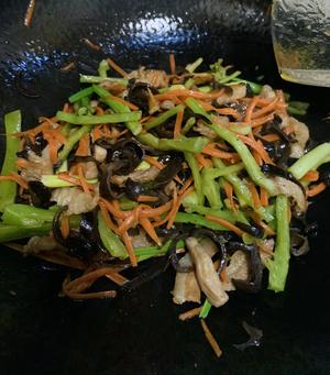 不用豆瓣酱和泡椒炒的鱼香肉丝的做法 步骤9